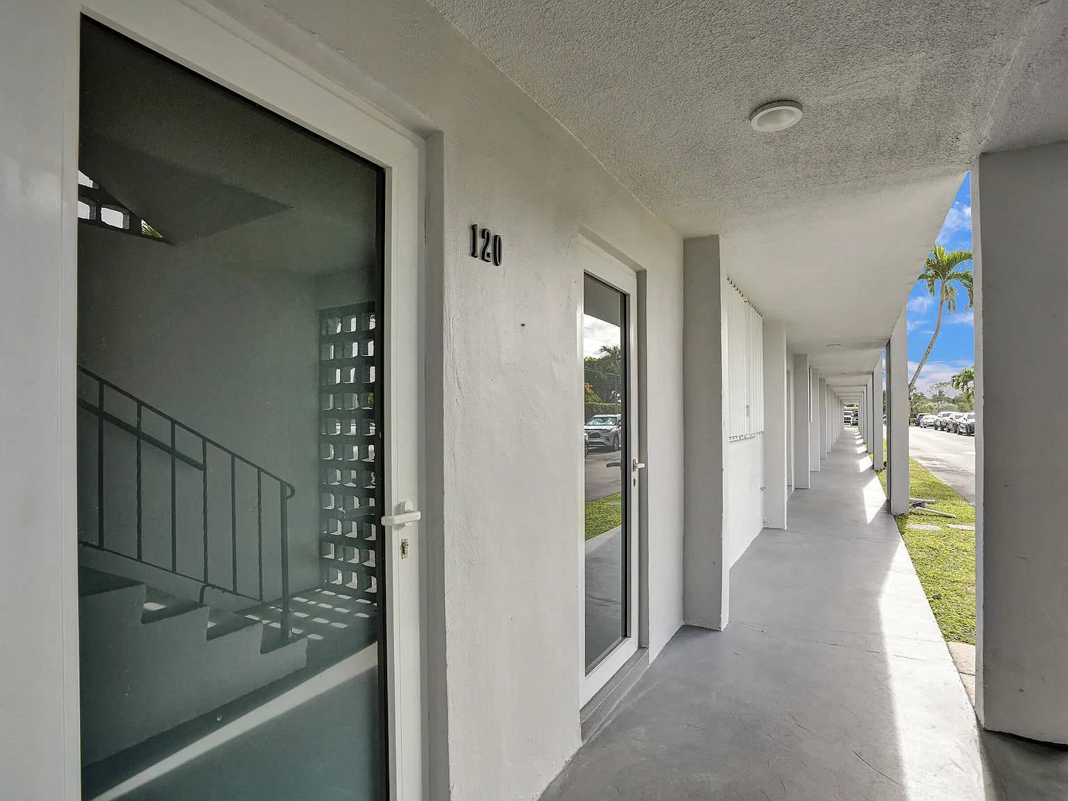 2 bed, 2.0 bath, 970 sqft, $2,400 — Photo 3