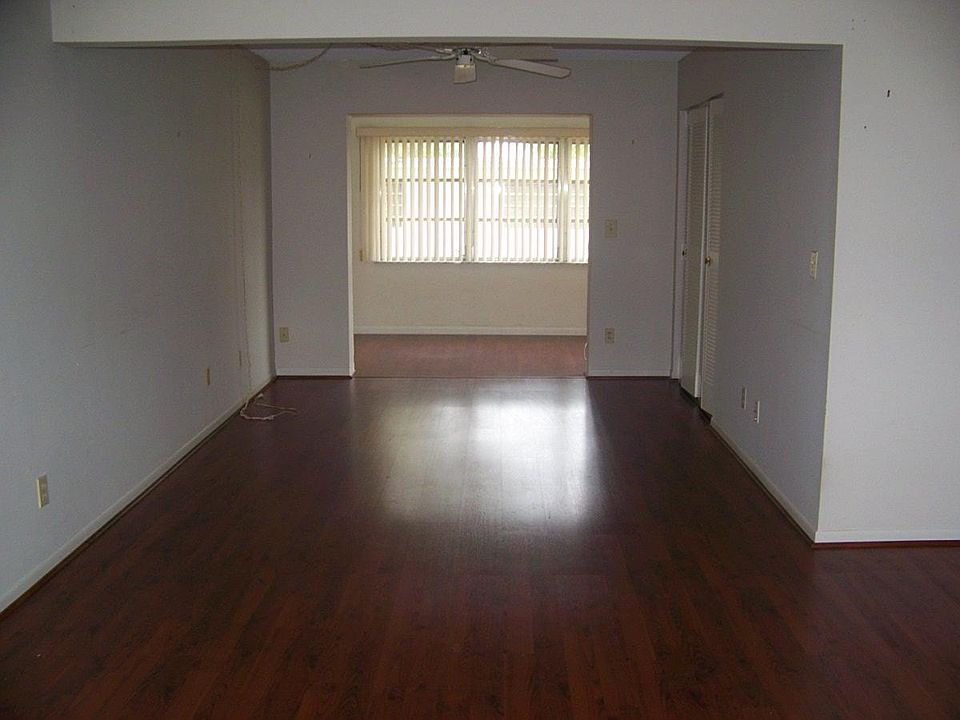 1st image of 400 El Camino Dr APT 218