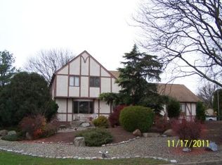 89 Watergate Dr, Feasterville Trevose, PA 19053