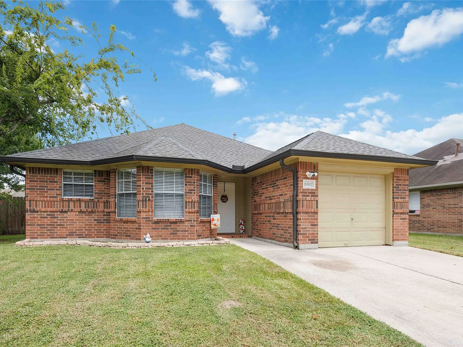 3 bed, 2.0 bath, 1366 sqft, $2,000 — Photo 3