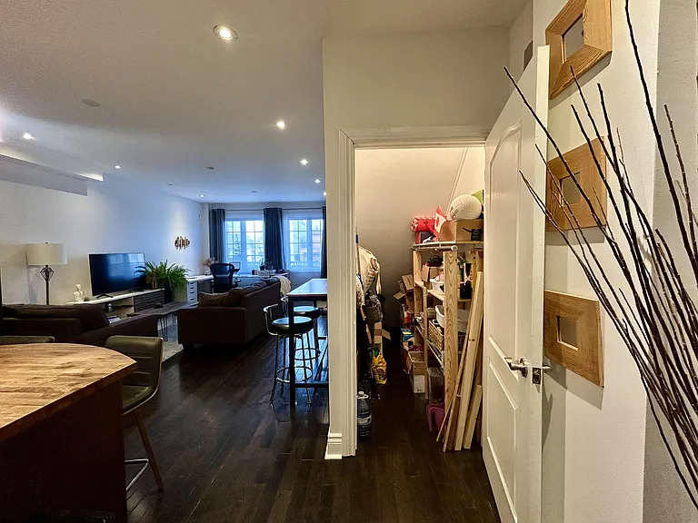 36 Coxwell Ave — Photo 12