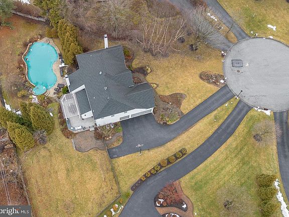 3rd image of 300 Bell Ct