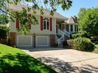 1605 NW Weatherstone Dr, Blue Springs, MO 64015