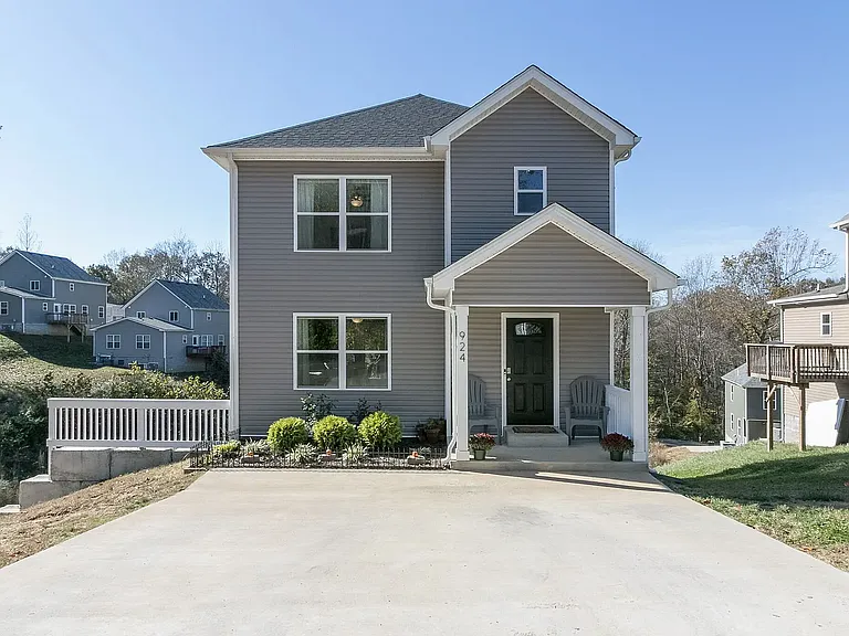 924 E Happy Hollow Dr — Photo 2