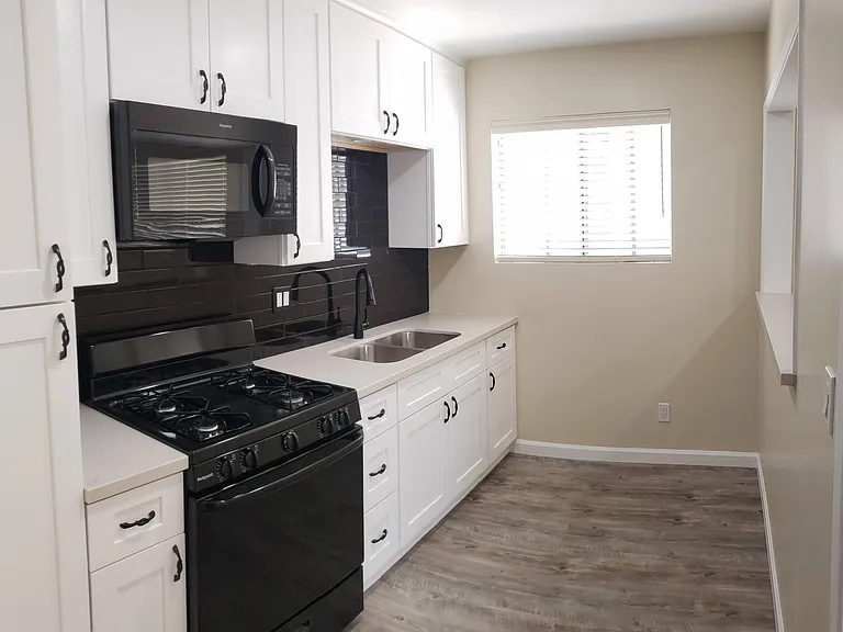 2219 Crenshaw Blvd #6 — Photo 3