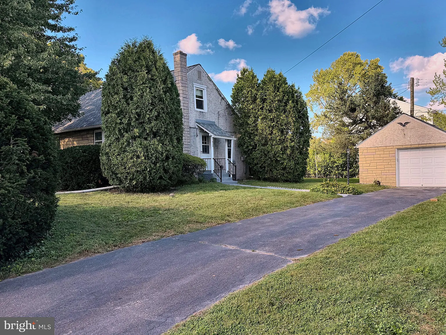 3 bed, 1.0 bath, 1210 sqft, $2,300 — Photo 3
