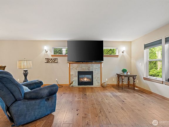 3rd image of 8992 Denise Place NE