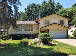 1880 Richal Dr, Woodbury, MN 55125