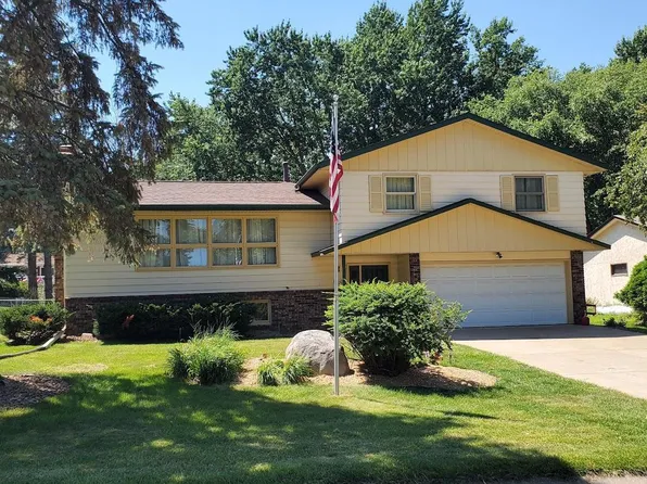 1880 Richal Dr, Woodbury, MN 55125