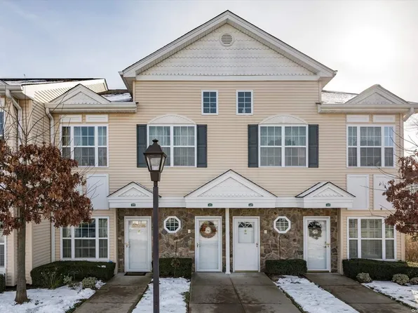 451 Winter Place #451, East Meadow, NY 11554