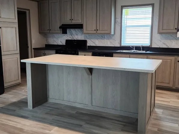 15 Aspen Ct, North Branch, MI 48461