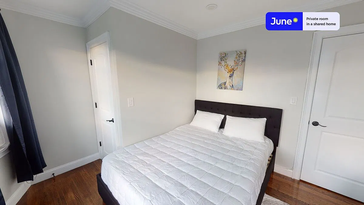 Queen bedroom in 5 bed/1.5 bath home in Brighton #571 B — Photo 1