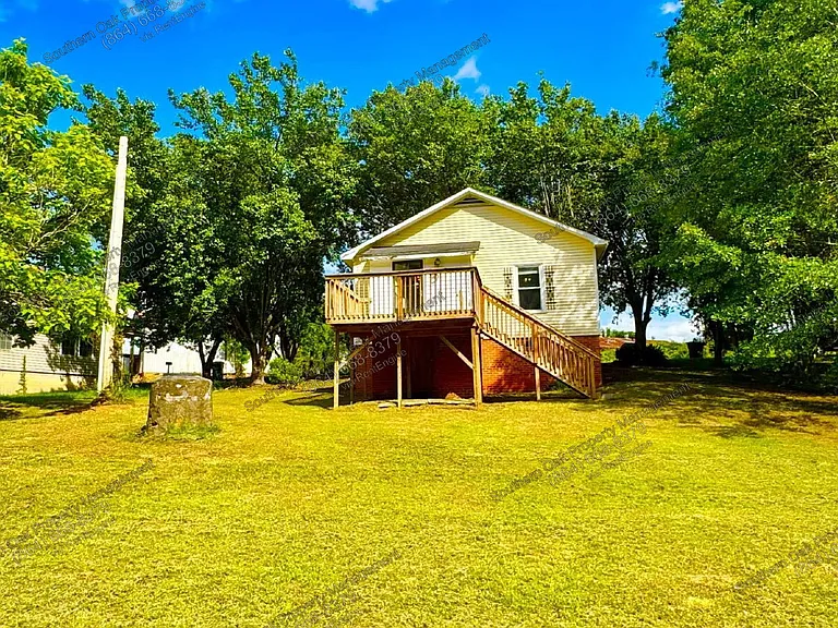 311 Lakeside Dr — Photo 12
