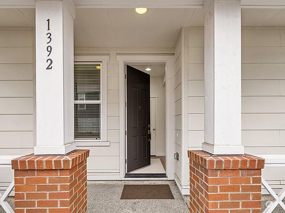 2nd image of 1392 NE Hickory Ln