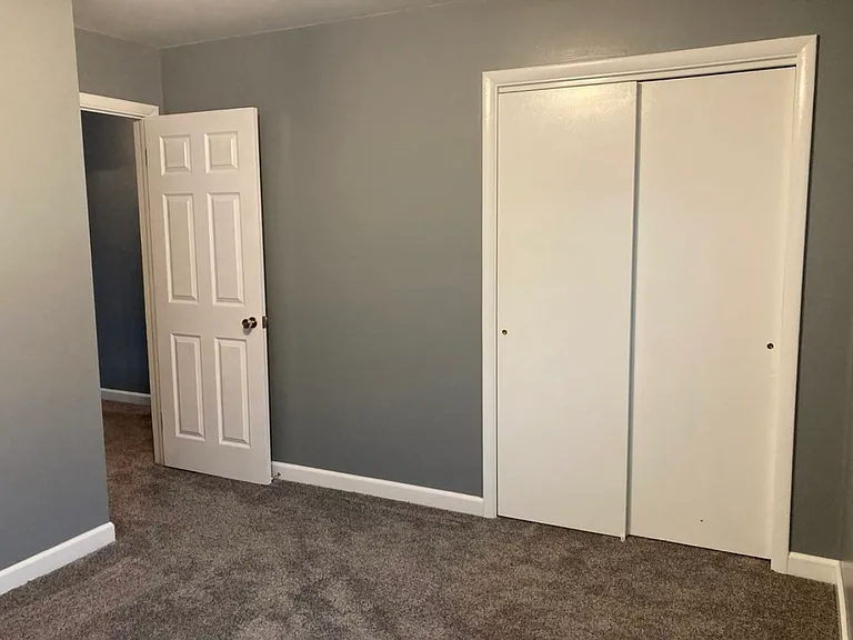 513 E Silver St — Photo 12