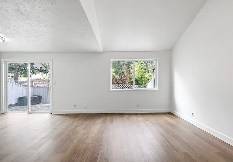 2105 Hawkins Ln — Photo 11