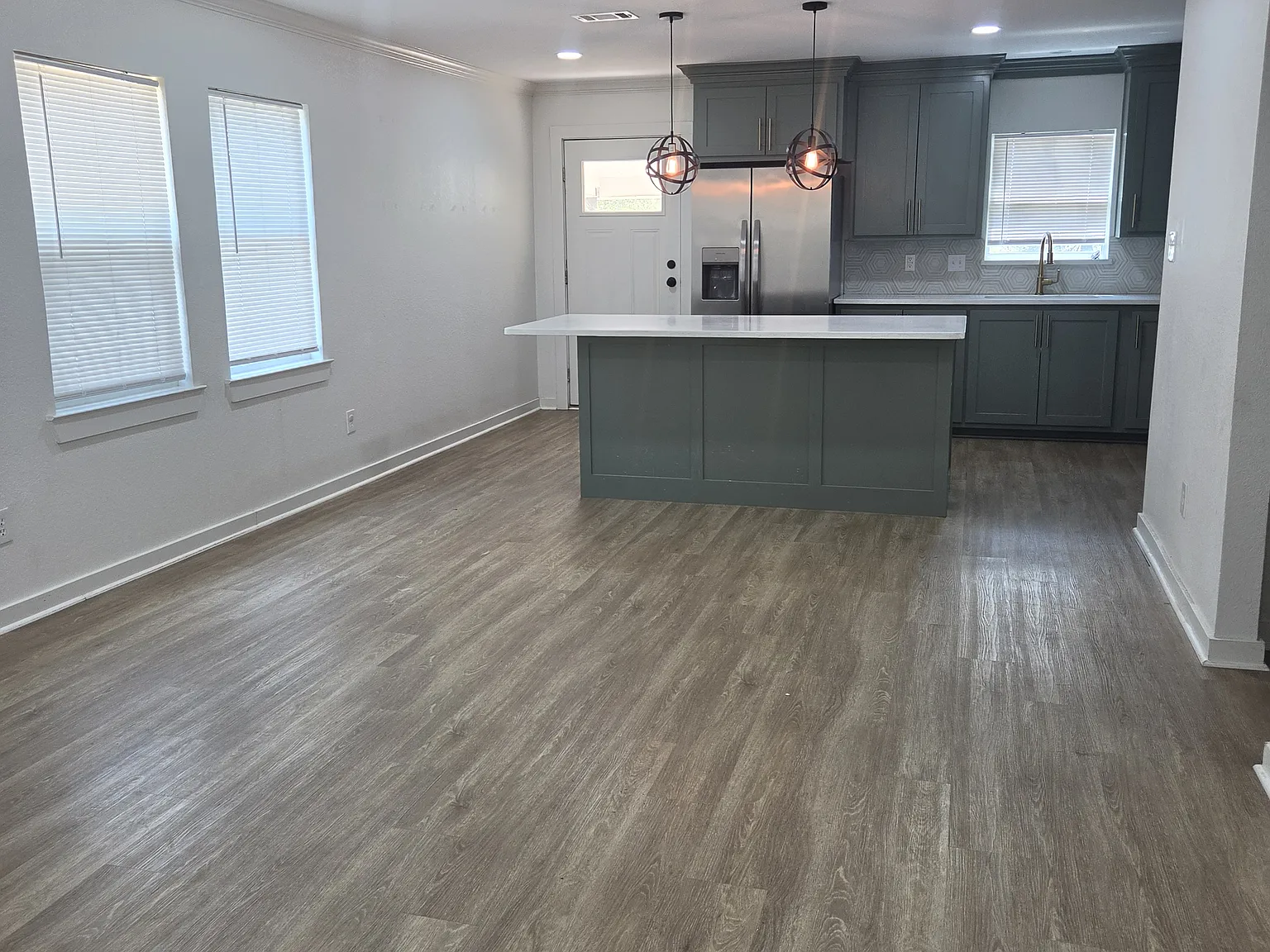 3 bed, 1142 sqft, $1,600 — Photo 2