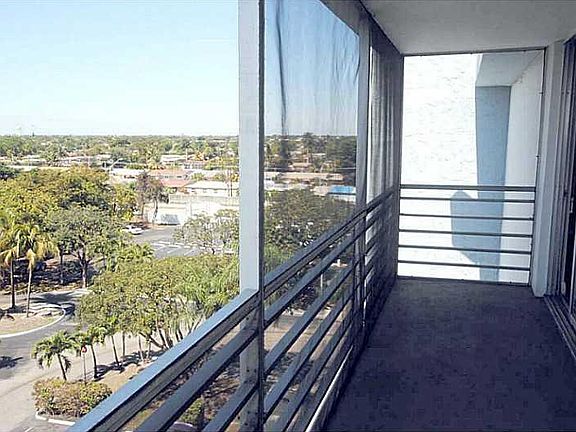 5th image of 700 NW 214th St APT 702