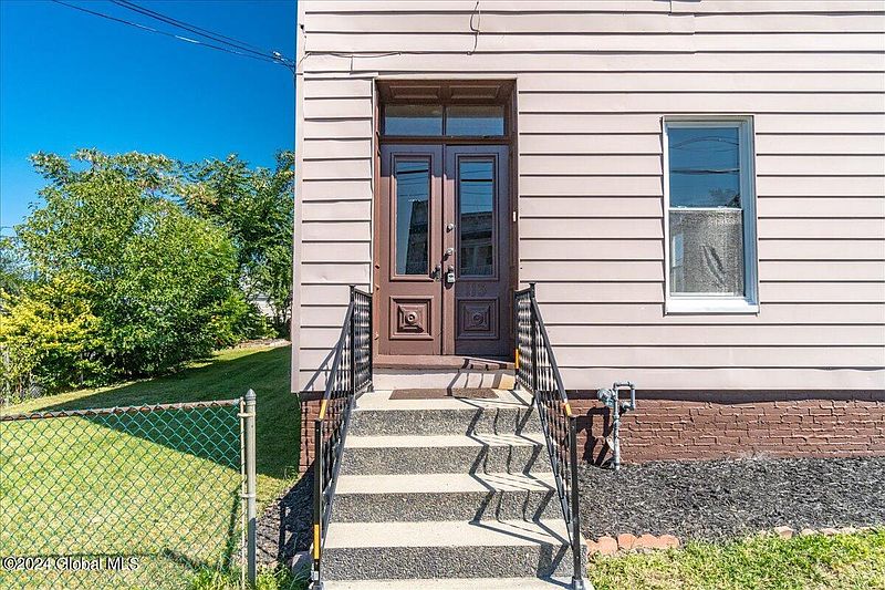 4th image of 113 Hudson Avenue