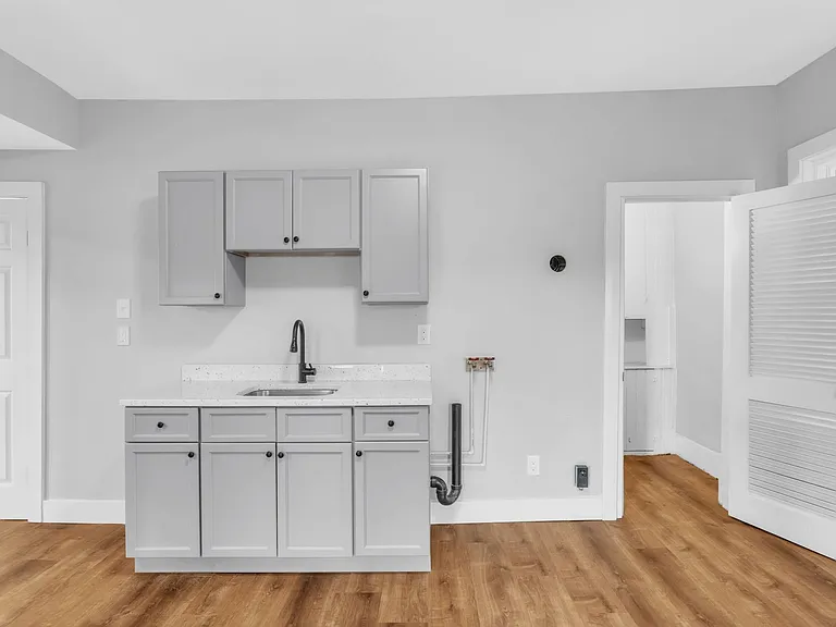 863 Chicopee St #3R — Photo 2