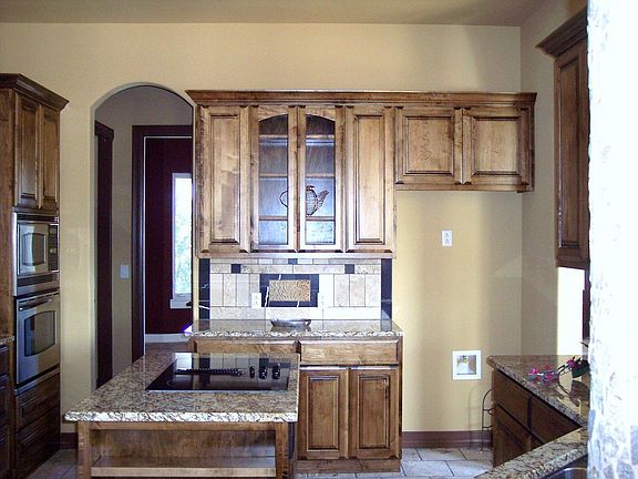 Open Kitchen, Granite, lots of cabinets