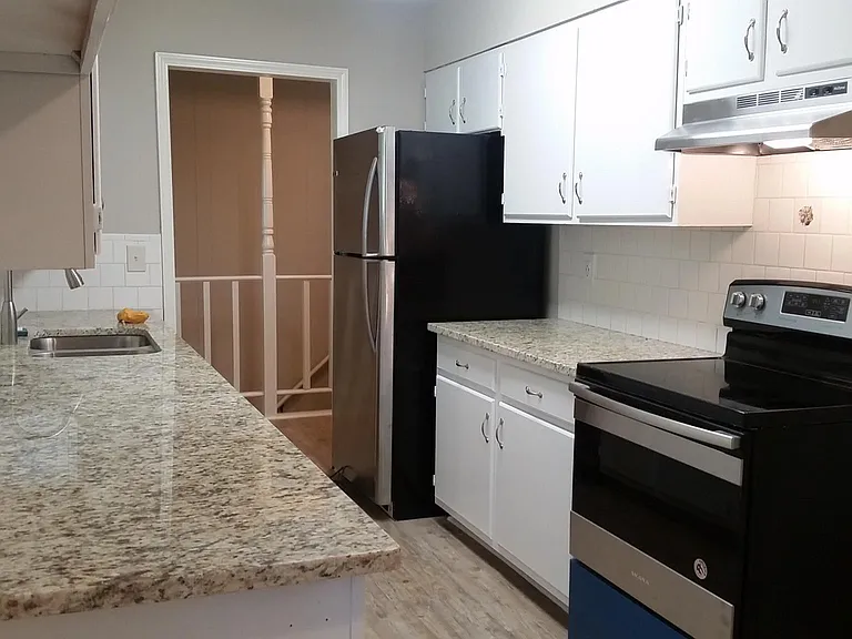 2800 Fleetwood Dr — Photo 2