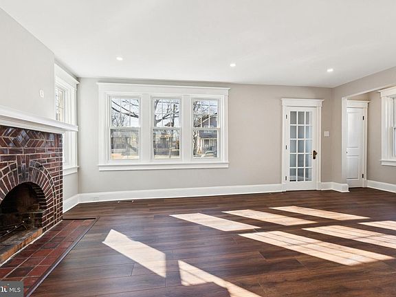 5th image of 244 Parkway Ave