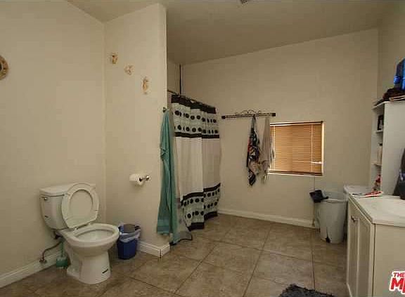 5th image of 915 W 2nd St