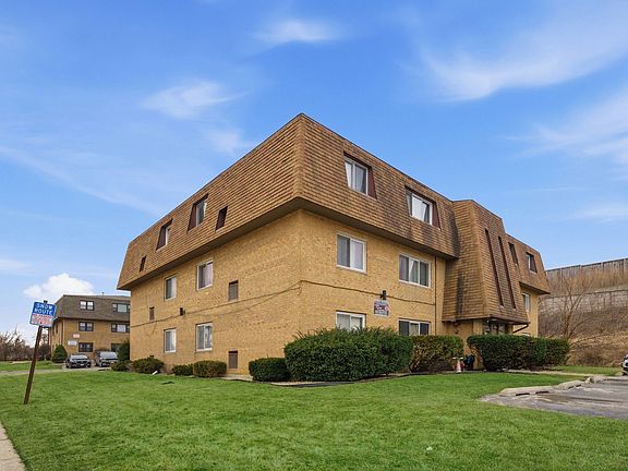 2nd image of 10440 Natoma Ave Unit 9