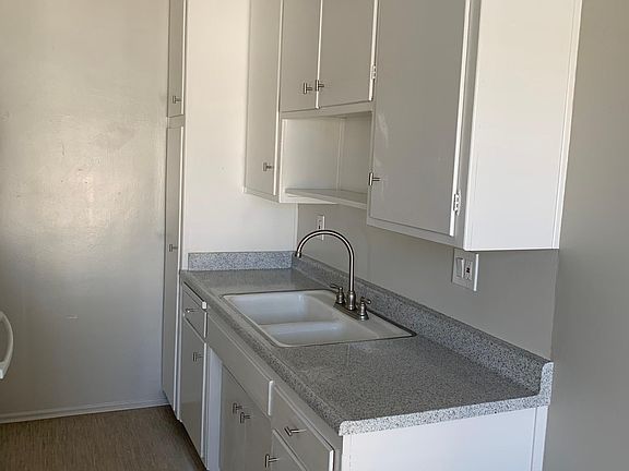 3rd image of 815 Loma Ave APT 12