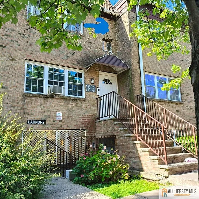 2 bed, 1.0 bath, 884 sqft, $2,000 — Photo 1