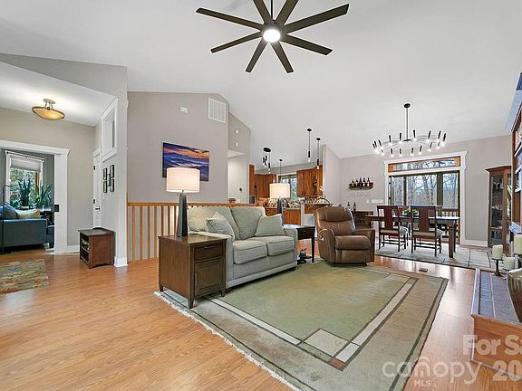4th image of 141 Bruce Cir