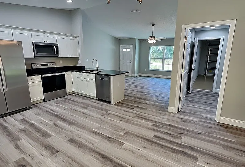 3 bed, 2.0 bath, 1405 sqft, $1,595 — Photo 2