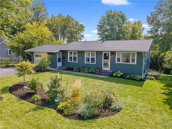 208 Chestnut Heights Dr, Liverpool, NY 13088