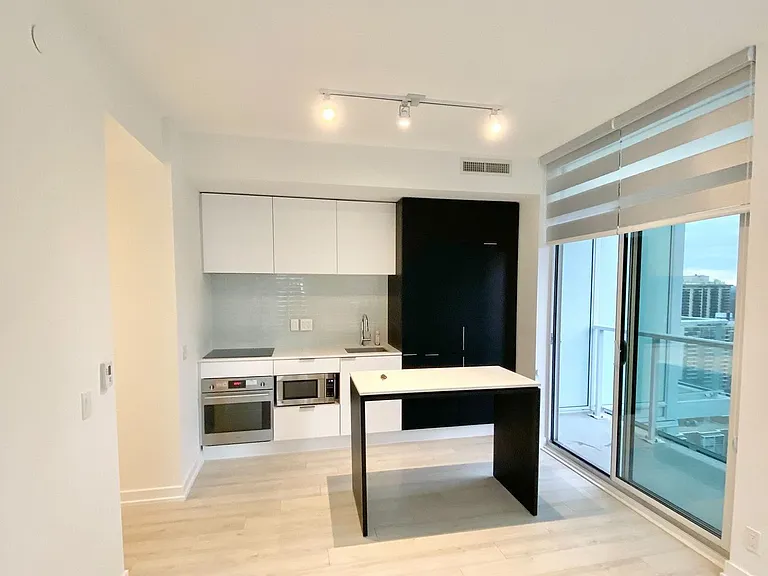 33 Helendale Ave #1906 — Photo 2