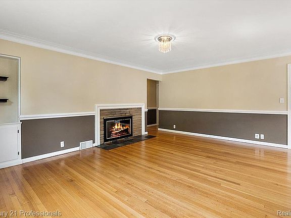 3rd image of 607 Lawson St
