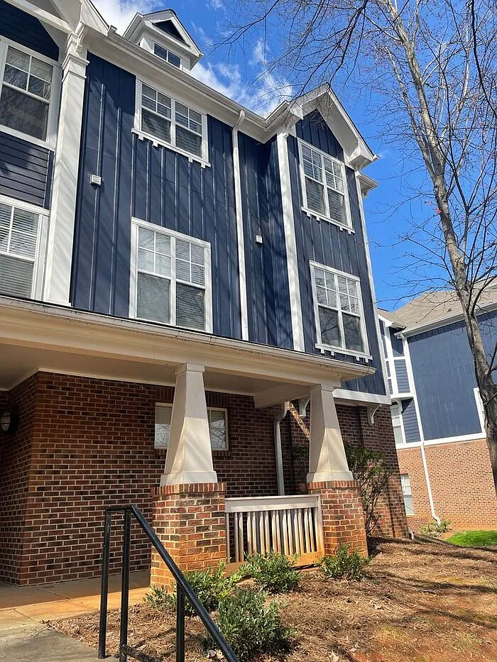 2 bed, 2.0 bath, 1349 sqft, $1,995 — Photo 3
