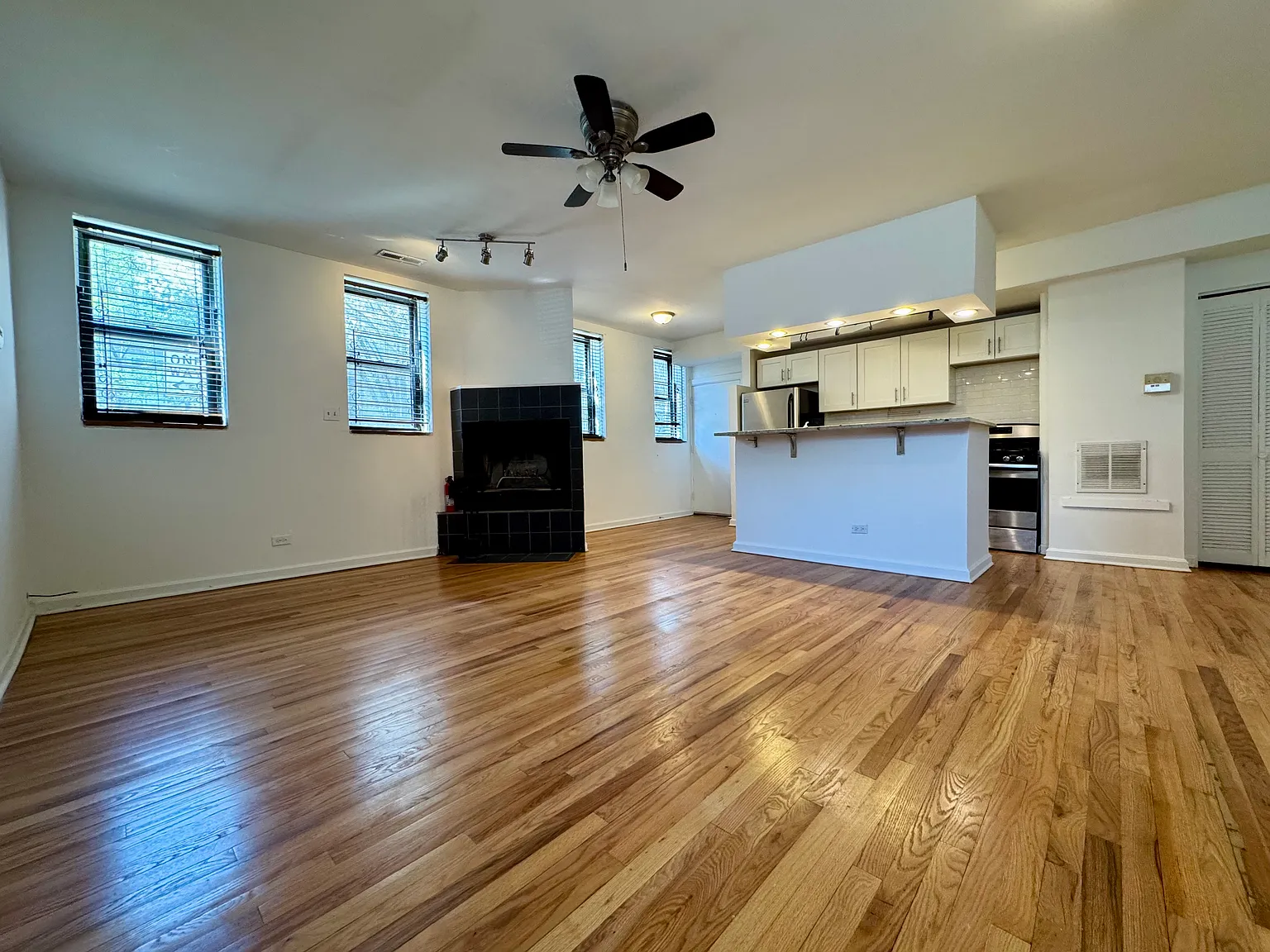 2 bed, 1.5 bath, 1200 sqft, $2,995 — Photo 4