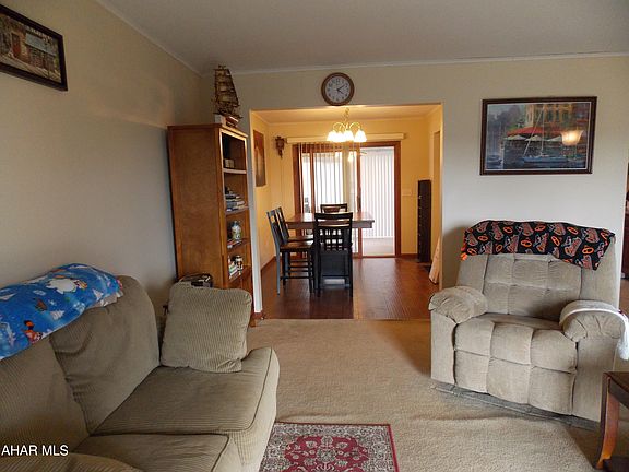5th image of 217 Donna St