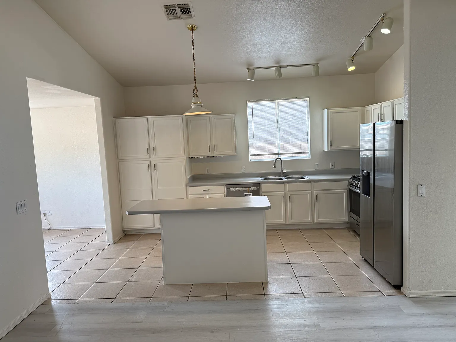 4 bed, 2.5 bath, 1917 sqft, $2,300 — Photo 3