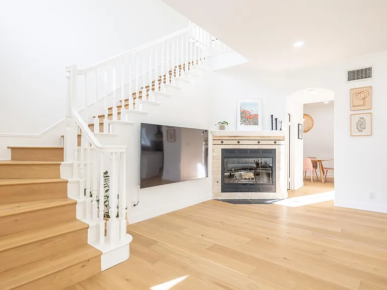 147 N Loreta Walk — Photo 14