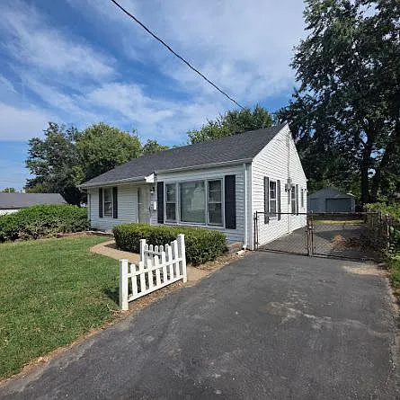 2 bed, 1.0 bath, 775 sqft, $1,300 — Photo 1