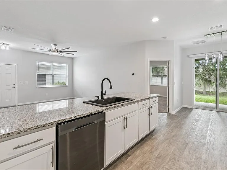1863 Shumard Ave — Photo 2