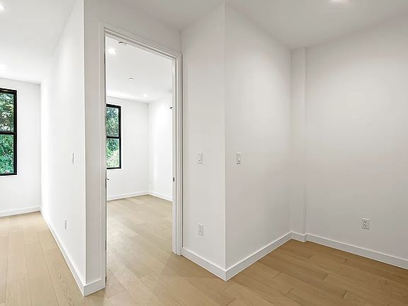 4th image of 285 Kingsland Ave #2R