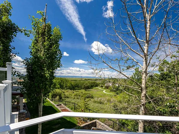 76 E Rockywood Park NW, Calgary, AB T3G 5S2