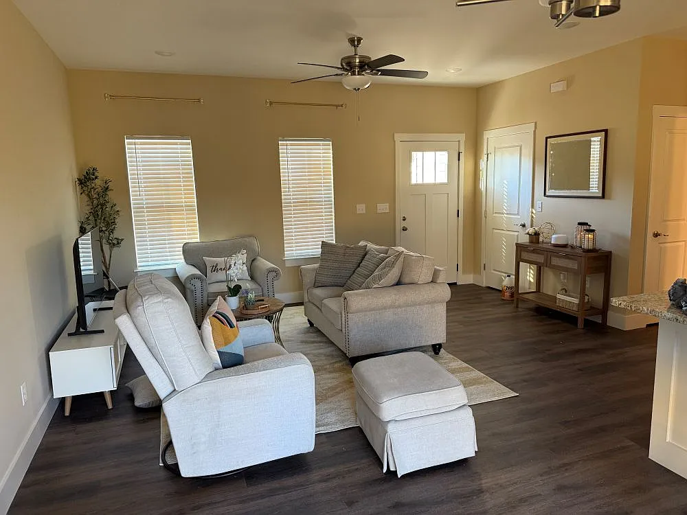 3 bed, 1079 sqft, $2,050 — Photo 4