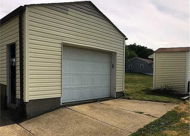 1102 Chaplin St photo 1