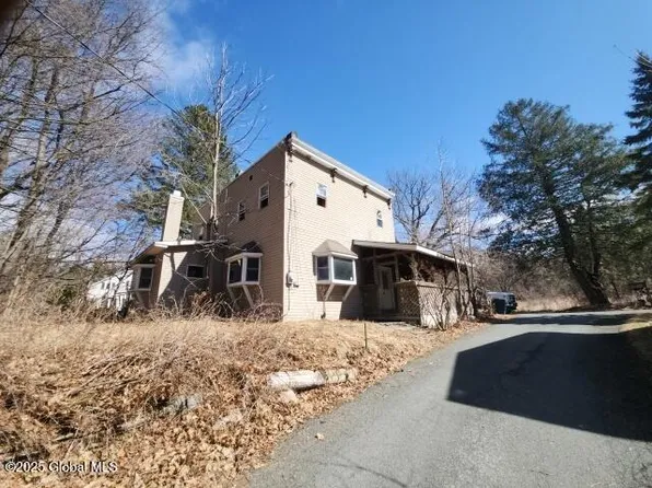 8 Pickering Lane, Troy, NY 12180