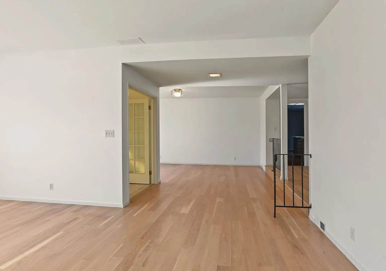 3 Bed / 2.5 Bath House with Pool! — Photo 2