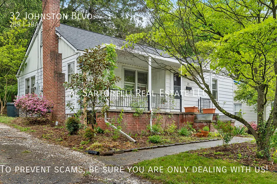 Adorable Bungalow walking distance to Haywood Rd! — Photo 4
